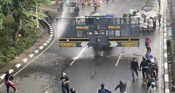 Demo Ricuh, Mahasiswa Bentrok dengan Aparat