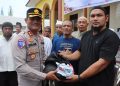 Jumat Berkah, Polrestabes Medan Bagikan Puluhan Paket Sembako ke Jamaah