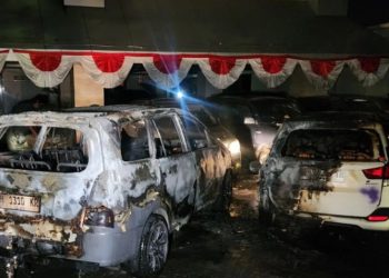 Massa Bakar 4 unit Mobil di Kantor Gubernur Jateng