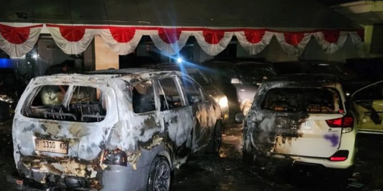Massa Bakar 4 unit Mobil di Kantor Gubernur Jateng