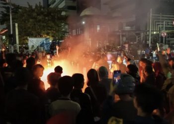 Massa Lampiaskan Amarah dengan Merusak Plang Rambu Lalin di Otista