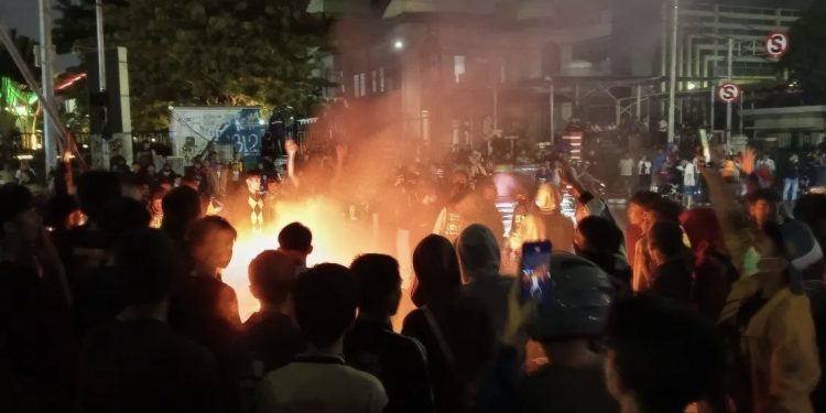 Massa Lampiaskan Amarah dengan Merusak Plang Rambu Lalin di Otista