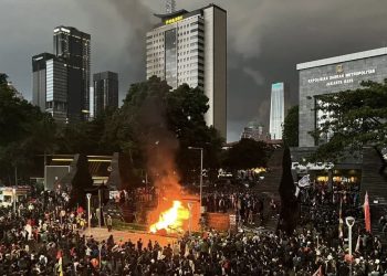 Pengunjuk Rasa Bakar Ban dan Rusak CCTV di Mako Polda Metro Jaya