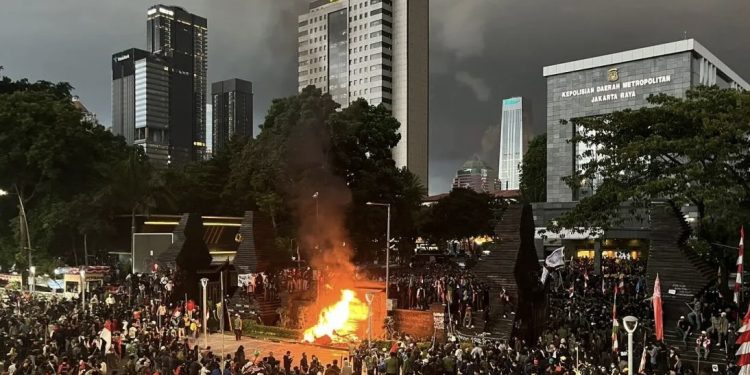Pengunjuk Rasa Bakar Ban dan Rusak CCTV di Mako Polda Metro Jaya