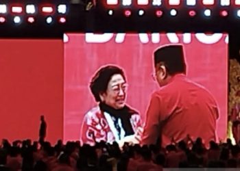 Hasto Cium Tangan & Peluk Ketum PDIP, Sontak Suasana jadi Haru