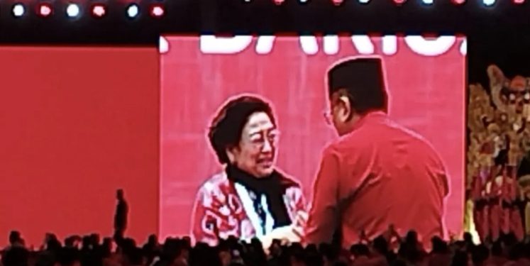 Hasto Cium Tangan & Peluk Ketum PDIP, Sontak Suasana jadi Haru