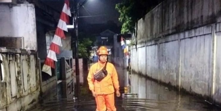 BPBD Jaktim Kerahkan Petugas Pantau & Tangani Banjir