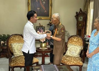 Gibran Silahturahmi ke Kediaman Try Sutrisno antar Undangan HUT RI di Istana