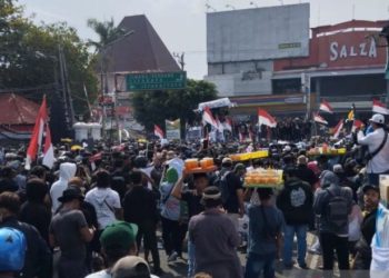 Polisi Terpaksa Pukul Mundur Pendemo di Pati