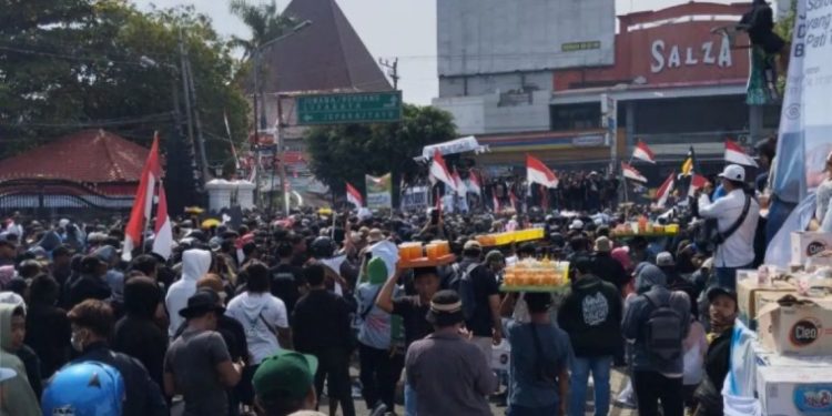 Polisi Terpaksa Pukul Mundur Pendemo di Pati