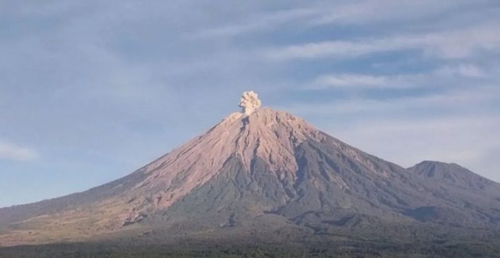 Gunung Semeru Erupsi, Tinggi Letusan 700 meter