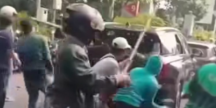 Demo DPR, Polisi Tembakkan Gas Air Mata