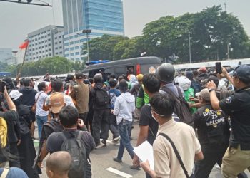 Diduga Bawa Pelajar SMK, Mobil Polisi Diamuk Massa