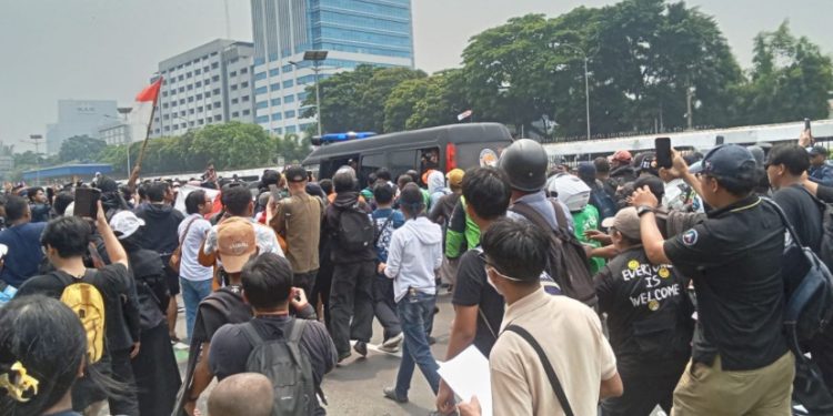 Diduga Bawa Pelajar SMK, Mobil Polisi Diamuk Massa