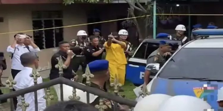 Serma D Acungkan Jari Tengah saat Rekonstruksi Kasus Pembunuhan Istri