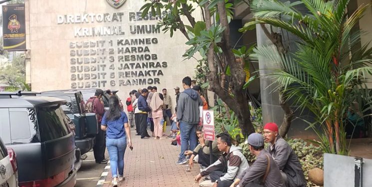 203 Anak Ditangkap Saat Demo, Orang Tua Datangi Polda Metro Jaya