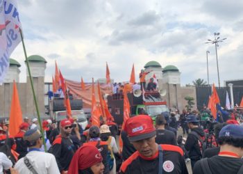 Usai Berorasi, Massa Buruh Perlahan Tinggalkan Gerbang Utama Gedung DPR/MPR