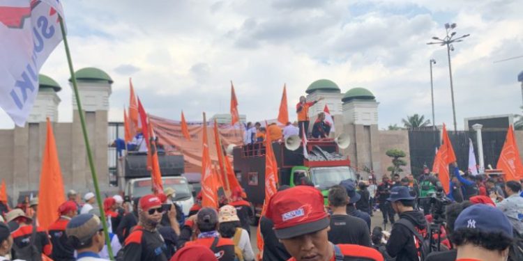 Usai Berorasi, Massa Buruh Perlahan Tinggalkan Gerbang Utama Gedung DPR/MPR