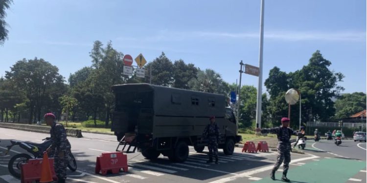 Polisi Sekat Arus Lalin Mako Brimob Kwitang