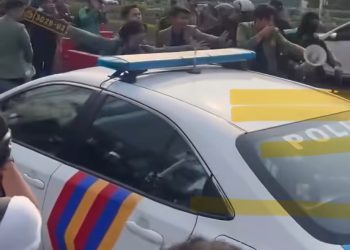Massa Aksi Berhasil Jebol Pintu Utama Polda Metro