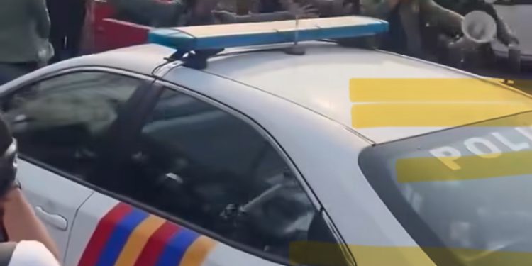 Massa Aksi Berhasil Jebol Pintu Utama Polda Metro