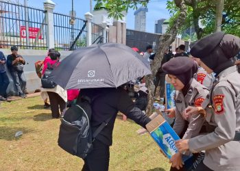 Polwan Polda Metro Bagikan Air Mineral ke Pendemo di Depan DPR/MPR