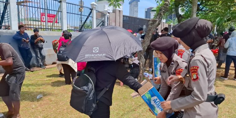 Polwan Polda Metro Bagikan Air Mineral ke Pendemo di Depan DPR/MPR