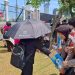 Polwan Polda Metro Bagikan Air Mineral ke Pendemo di Depan DPR/MPR