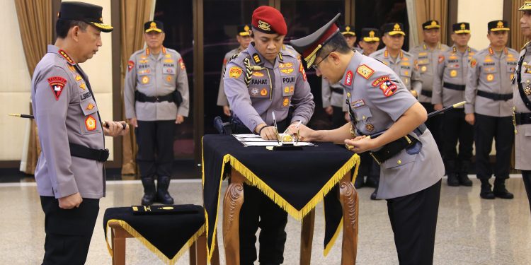 Kapolri Pimpin Sertijab Kabaintelkam dan Dankor Brimob Polri