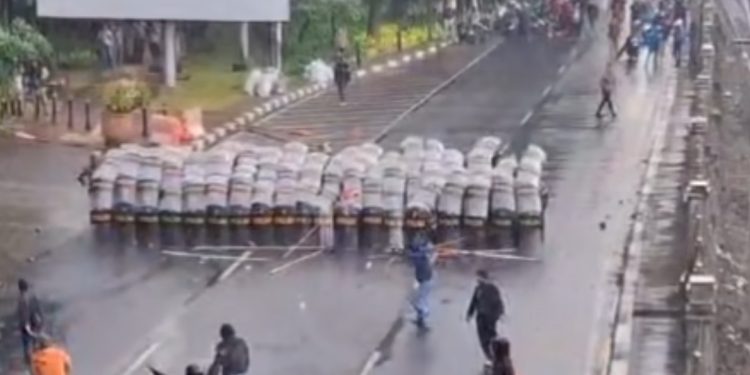 Polisi Korban Demo, Prabowo: Berikan Kenaikan Pangkat Luar Biasa