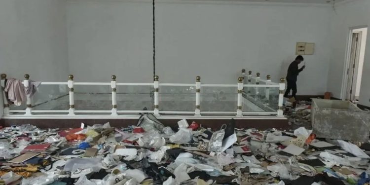 Warga Kembalikan kasur Milik Uya Kuya