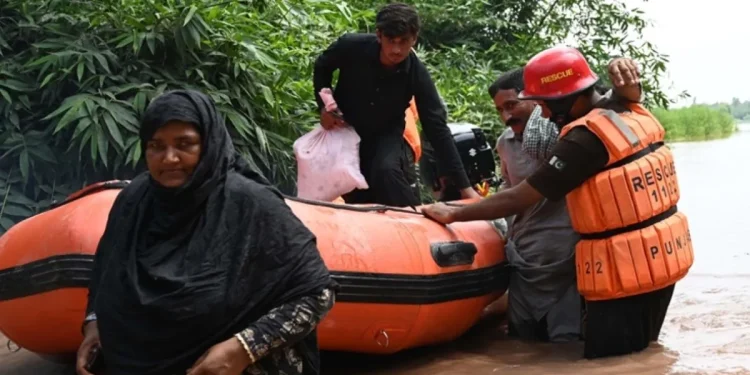 921 orang Tewas Diterjang Banjir di Pakistan
