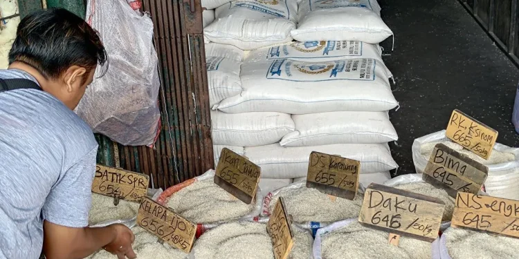 Pedagang Beras Pasar Induk Cipinang Keluhkan Tingginya harga Gabah