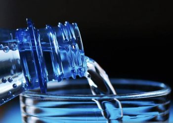 2 Orang Tewas Usai Minum Air Kemasan Botol dari Iran
