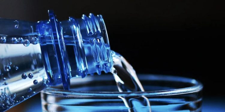 2 Orang Tewas Usai Minum Air Kemasan Botol dari Iran