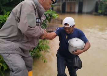 Brimob Polda Aceh Evakuasi Masyarakat dari Lokasi Banjir