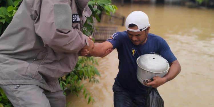 Brimob Polda Aceh Evakuasi Masyarakat dari Lokasi Banjir