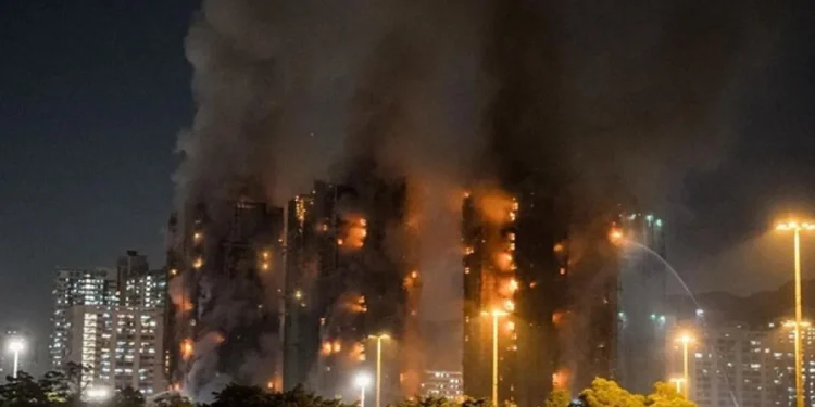 Kebakaran Melanda Hongkong, 36 Orang Tewas & 279 Masih dalam Pencarian