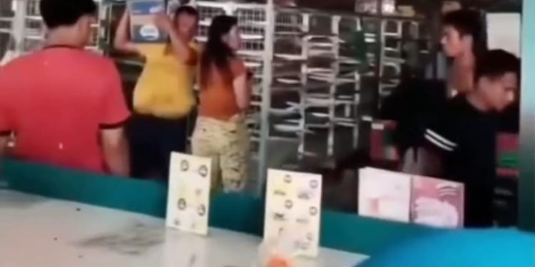 Krisis Pangan Akibat Banjir, Ratusan Warga jarah Minimarket