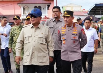 Kapolri Dampingi Presiden Cek Lokasi Pengungsian Korban Banjir di Tapteng