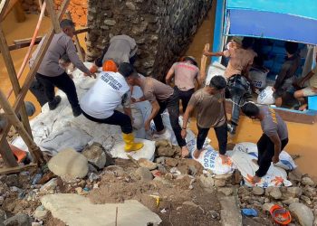 Polda Sumut Bangun Jembatan Darurat di Tapteng