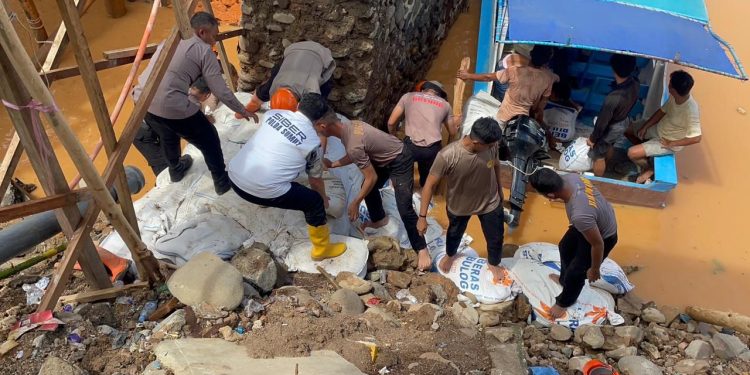 Polda Sumut Bangun Jembatan Darurat di Tapteng