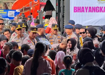 Kapolri Beri Bantuan Korban di Posko Pengungsian Aceh Tamiang