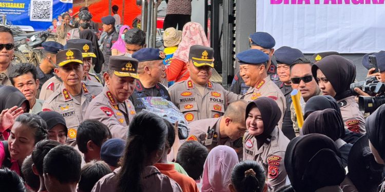 Kapolri Beri Bantuan Korban di Posko Pengungsian Aceh Tamiang