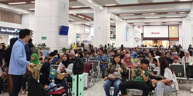 Jelang Nataru, Stasiun Kereta Cepat Dipadati Penumpang