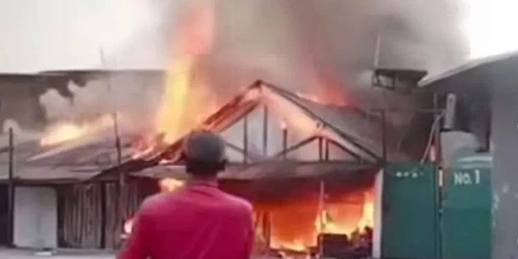 Gudang ekspedisi di Rawa Buaya Jakbar Dilahap di Jago Merah