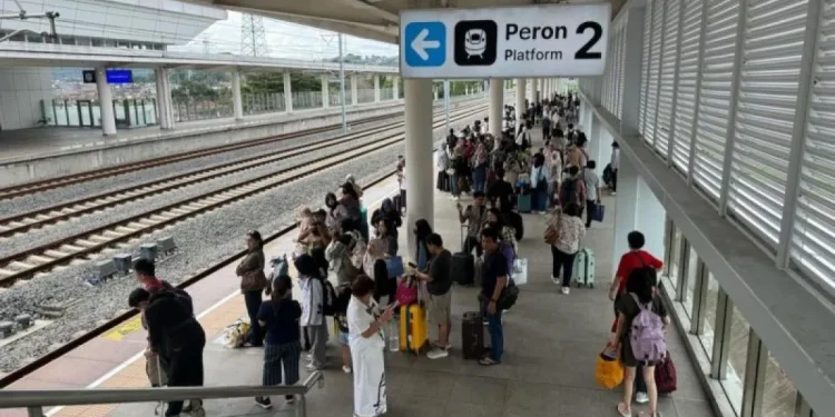 Ribuan Wisatawan Malaysia Naik Whoosh saat Libur Nataru