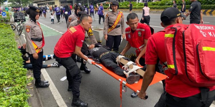 Polisi Bersepeda Sigap Bantu Evakuasi Korban Laka di CFD Jakarta
