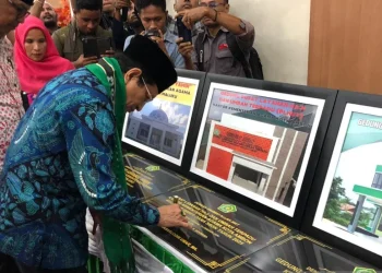 Menag Salurkan Bantuan Pendidikan dan Rumah Ibadah di Ambon