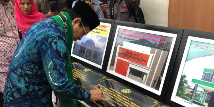 Menag Salurkan Bantuan Pendidikan dan Rumah Ibadah di Ambon